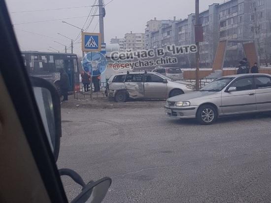 «Легковушка» столкнулась с троллейбусом в центре Читы