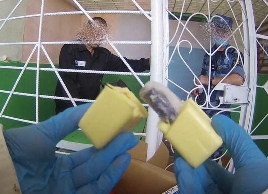 Заключённому пытались передать мобильный телефон и сим-карты в мыле
