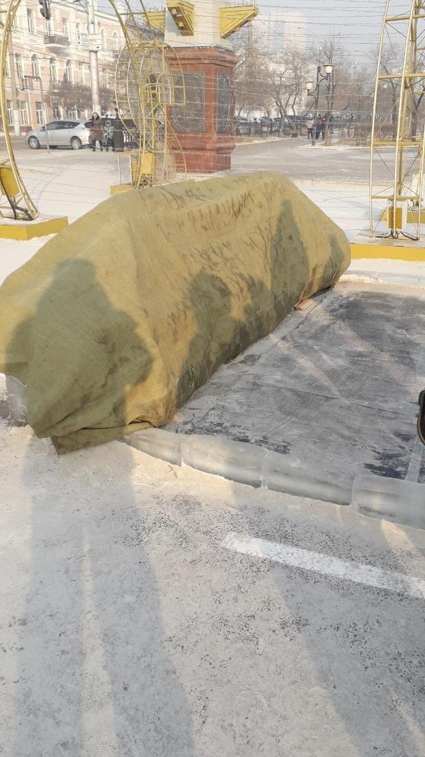 Власти Читы обезопасили ледяную горку на пл. Ленина гимнастическими матами и ковролином