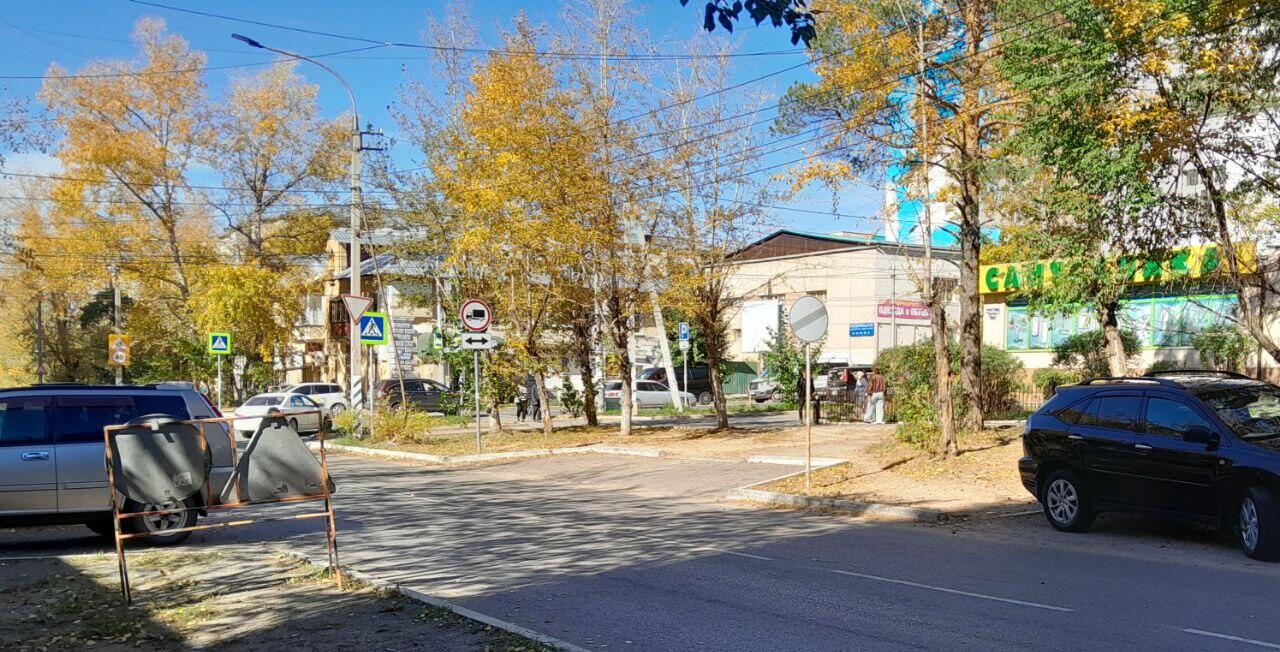 Жители Угданской пожаловались на вырубку деревьев ради парковок