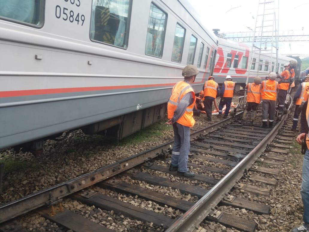 Сухие пайки и чай предоставили пассажирам сошедшего с рельсов поезда власти Сретенского района
