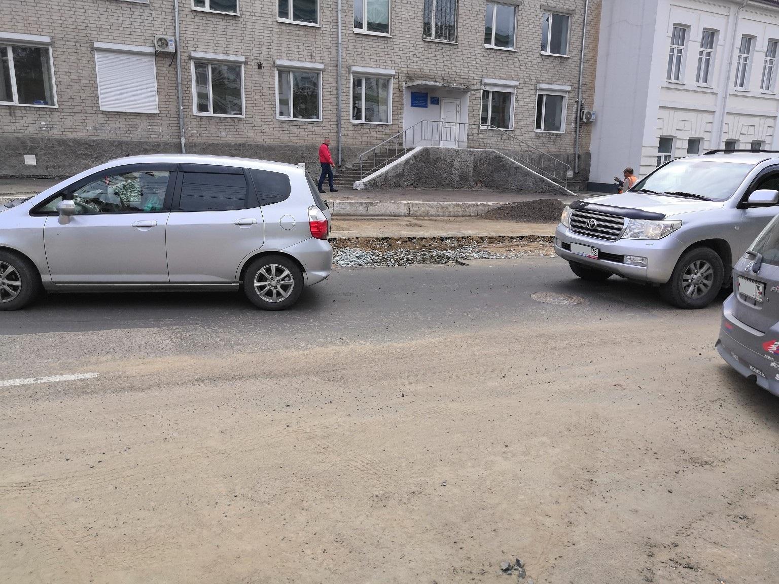 Ремонтники раскопали новый асфальт на двух улицах в Чите