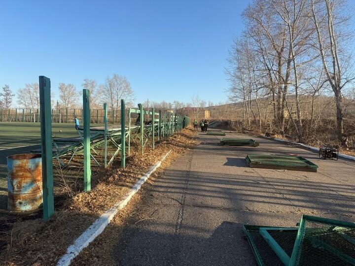 Футбольное поле «Локомотива» начали демонтировать в Чите