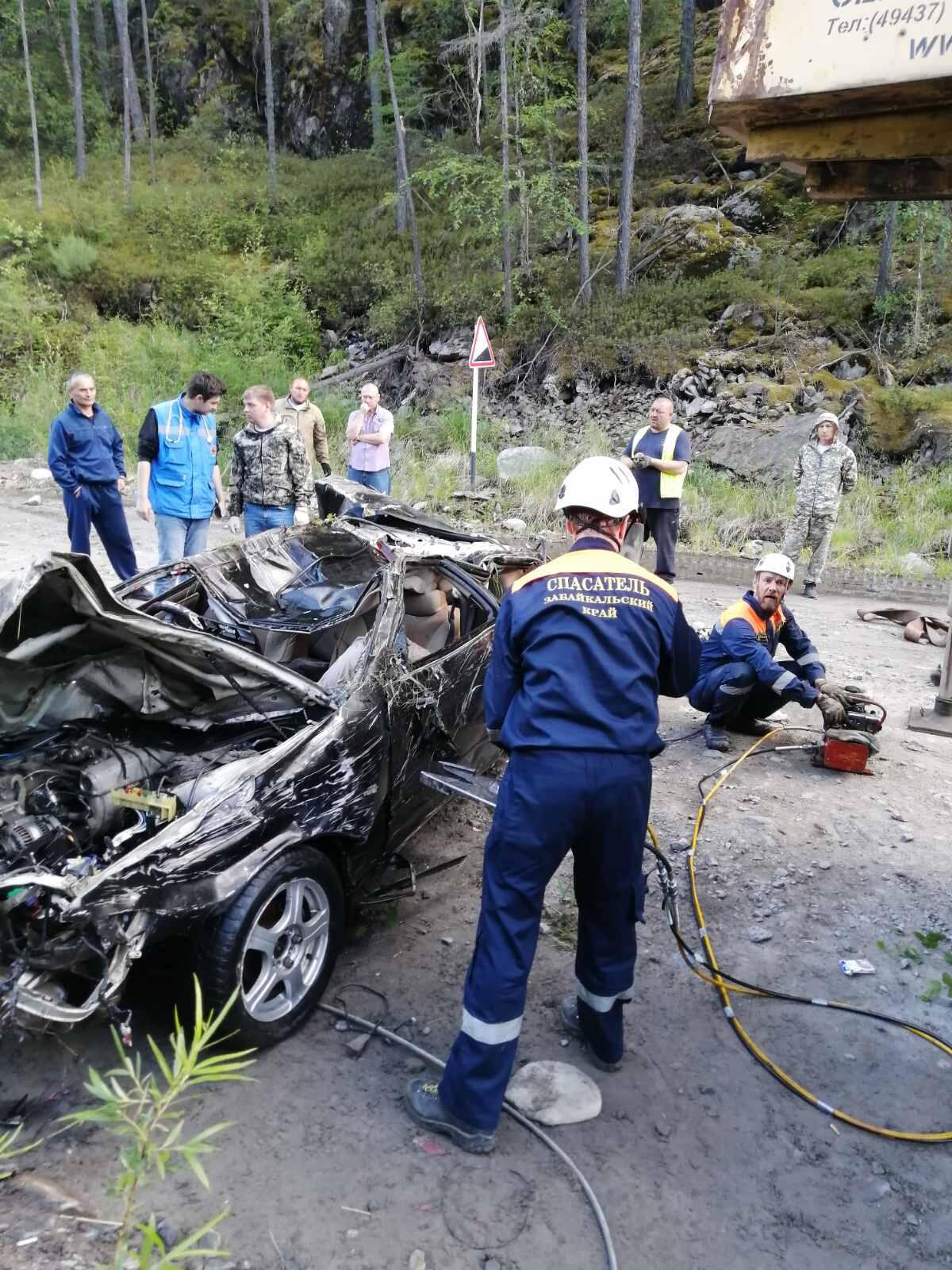 Автомобиль с людьми сорвался в каньон недалеко от Чары