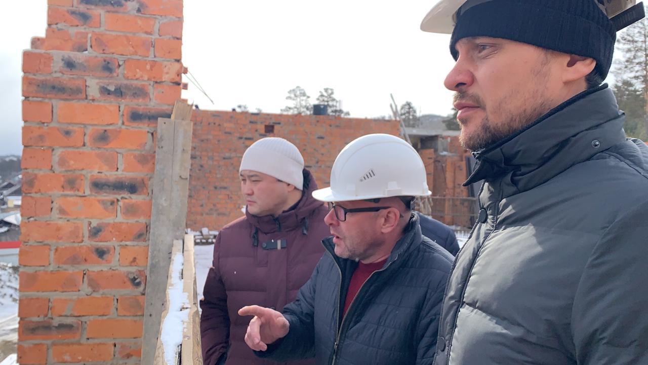 Осипов проверил строительство школы в селе Баляга, которую не могут достроить уже 12 лет