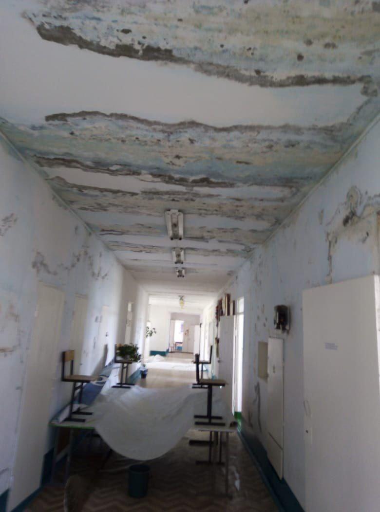 Протекающую крышу школы в Новоивановке не могут починить уже семь лет