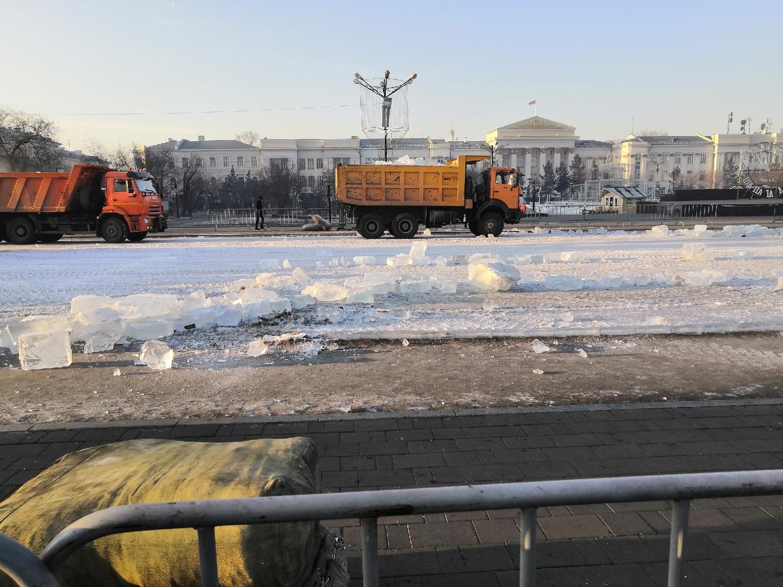 В Чите начали снос Ледового городка на площади им. Ленина
