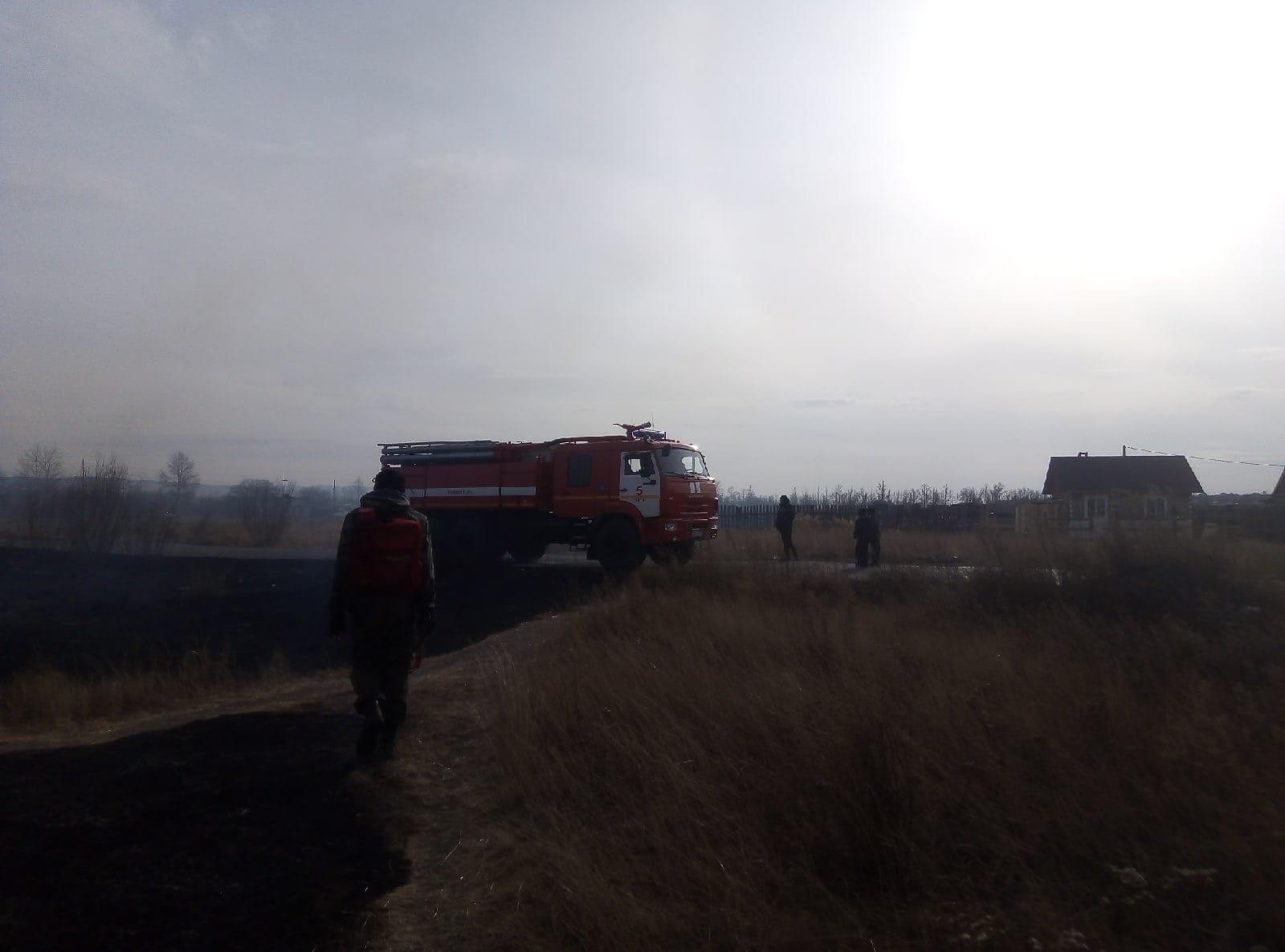 Волонтёры совместно с МЧС остановили пал травы в Черновском районе Читы