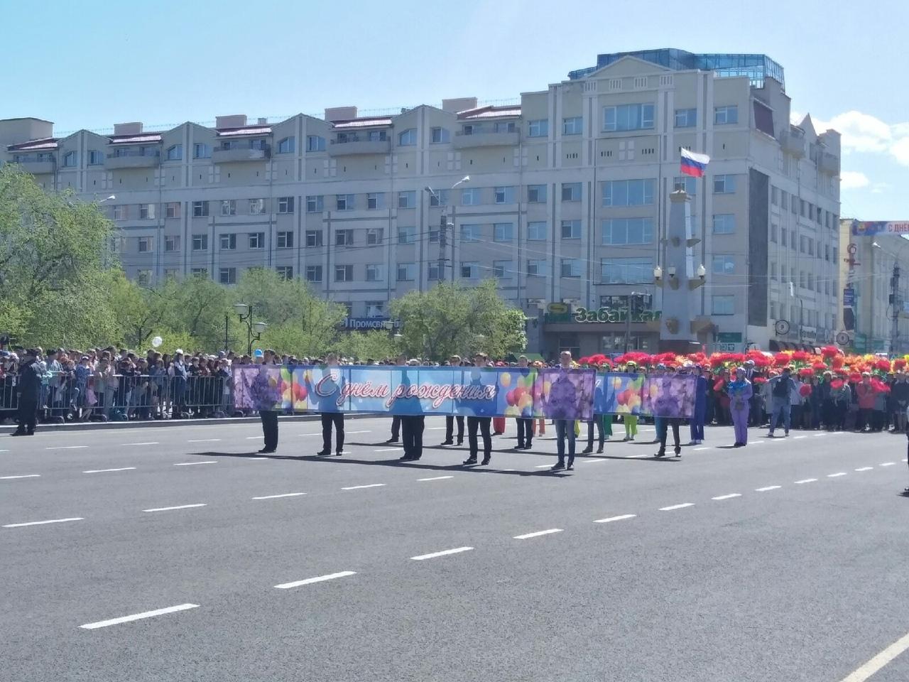 Осипов и Сапожников прошли по пл. Ленина вместе с трудовыми коллективами в День города