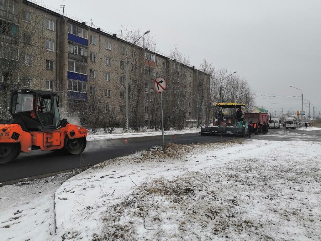 Дорожники кладут асфальт в снег на перекрестке Советская - Магистральная в Чите