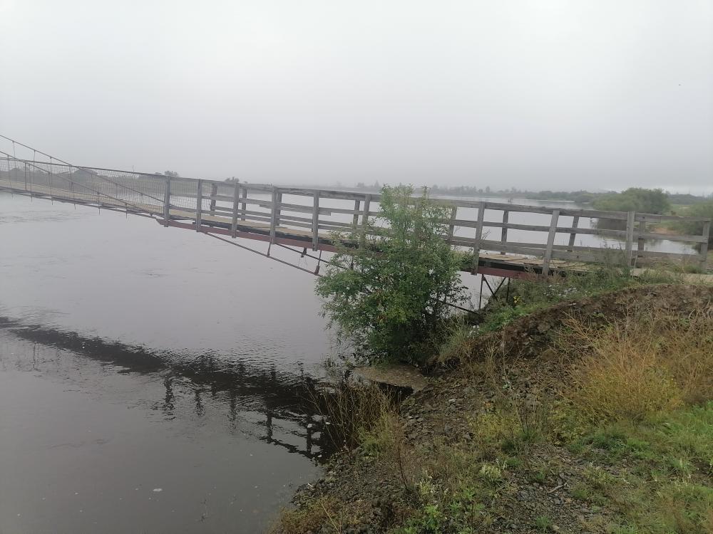 Покосившийся подвесной мост между поселком Приисковый и Нерчинском показал очевидец