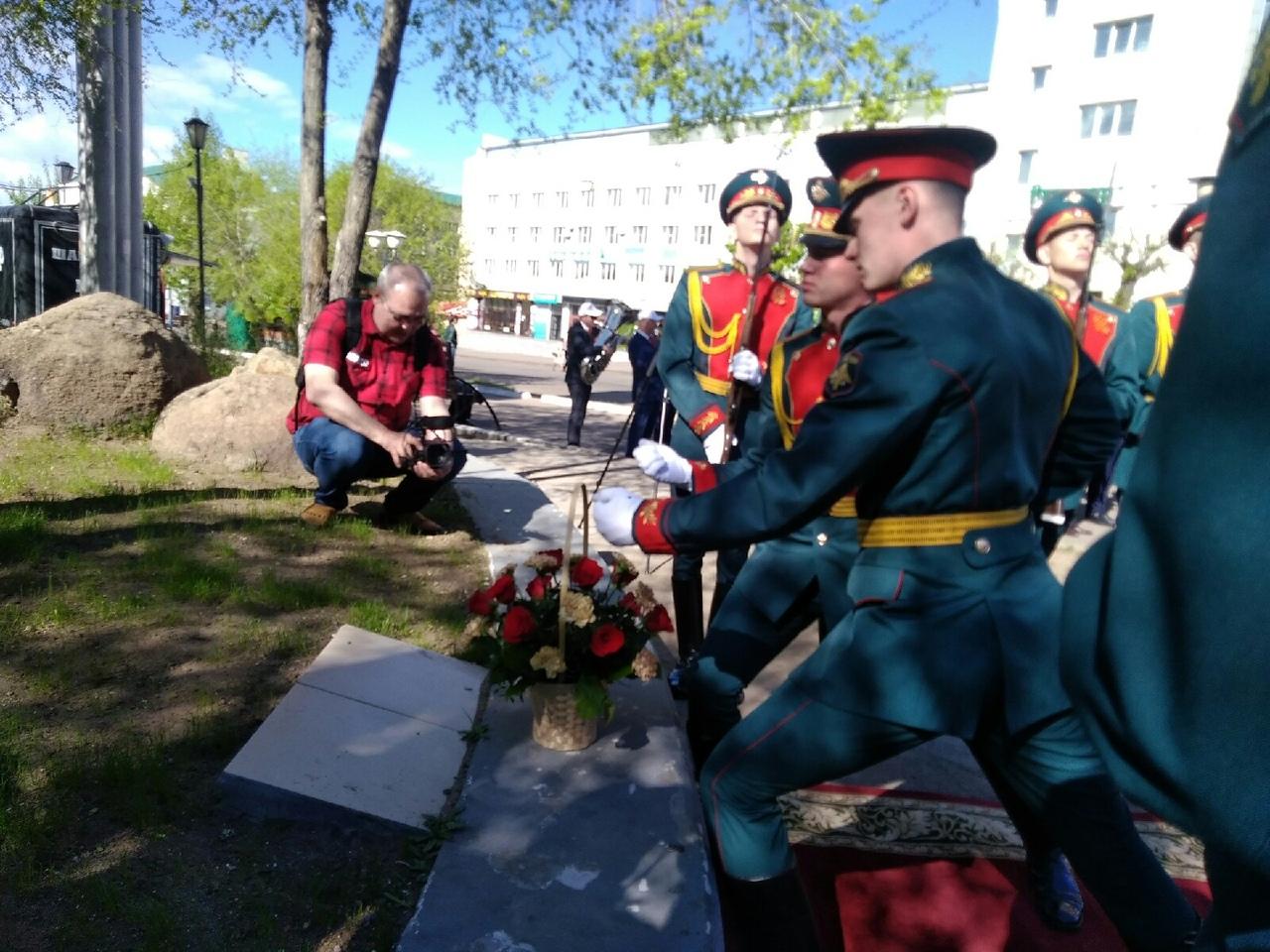 Кадеты и юнармецы возложили цветы к памятнику первопроходца Бекетова в Чите