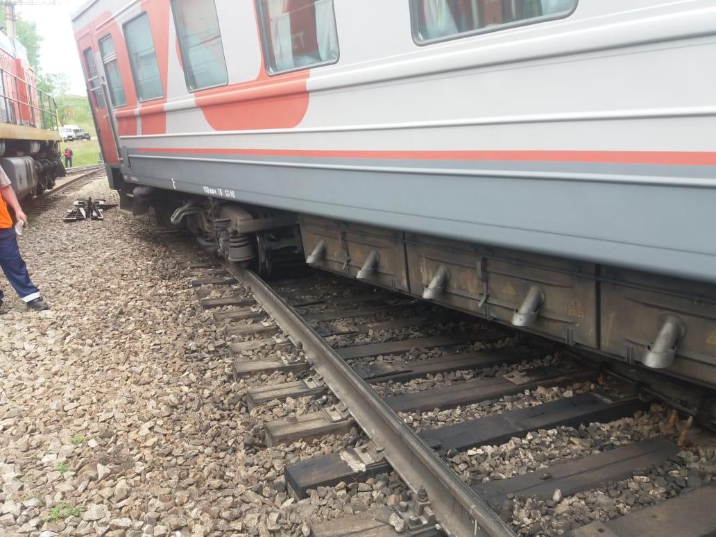 Сухие пайки и чай предоставили пассажирам сошедшего с рельсов поезда власти Сретенского района