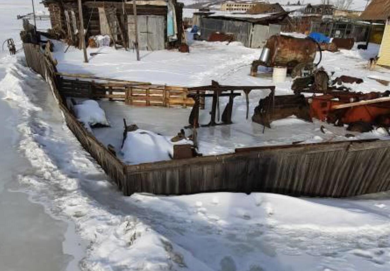 Затопленный жилой дом в селе Мироново в Забайкальском крае.