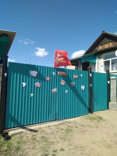 Жители Хохотуя украсили ограждения домов бумажными голубями к 9 мая