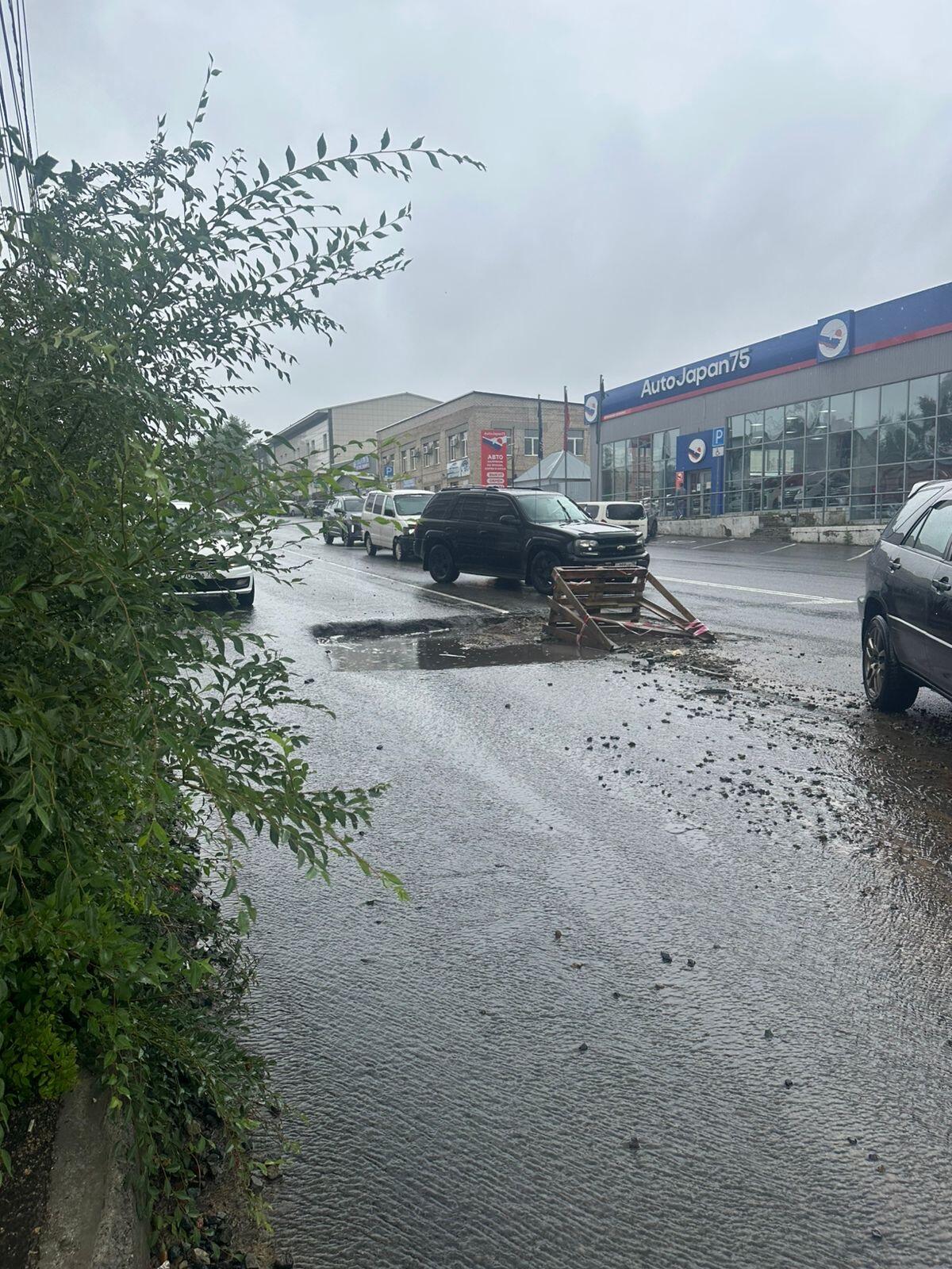 Читинцы возмущены ямой на дороге в центре города