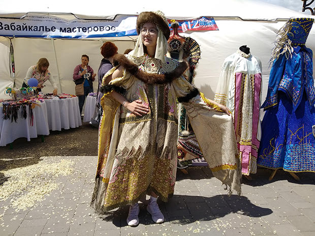 На площади чум, юрта и кибитка? Это День России