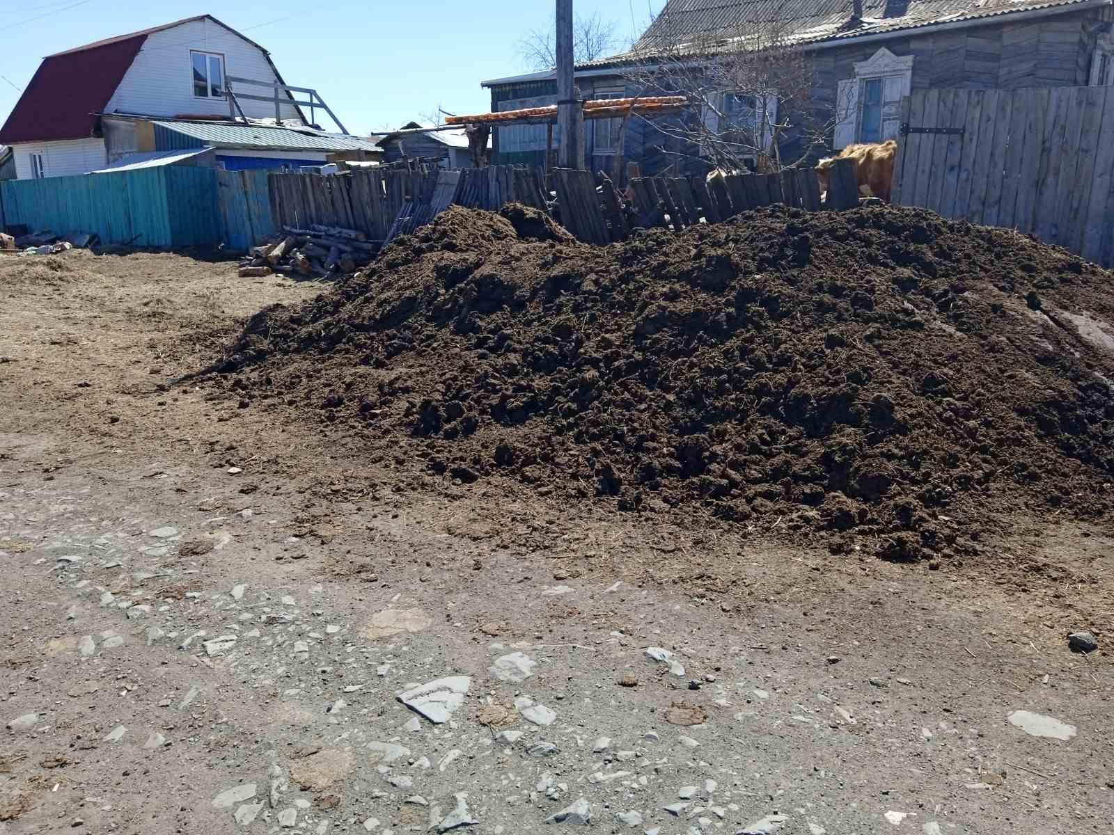 Житель Первомайского забросал дорогу навозом