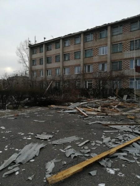 Ветром сорвало крышу Аграрного института в Чите