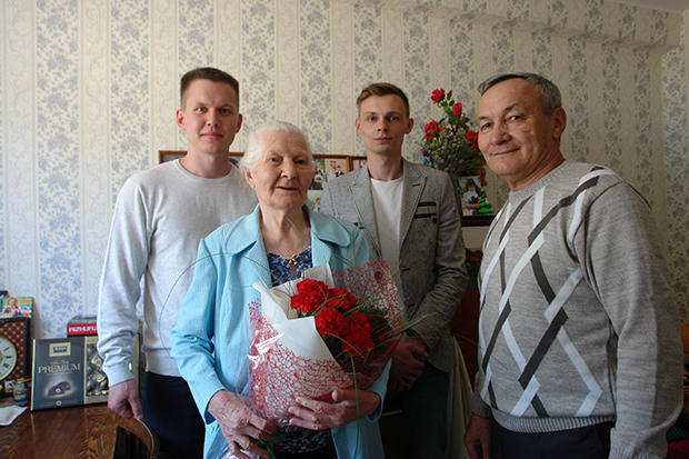 Сотрудники «Читаэнерго» навестили ветеранов Великой Отечественной войны