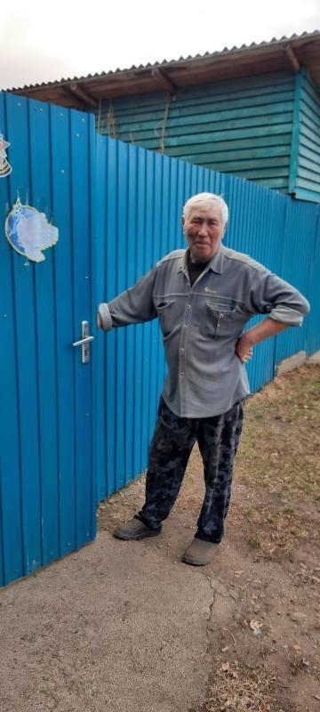 Жители Хохотуя украсили ограждения домов бумажными голубями к 9 мая