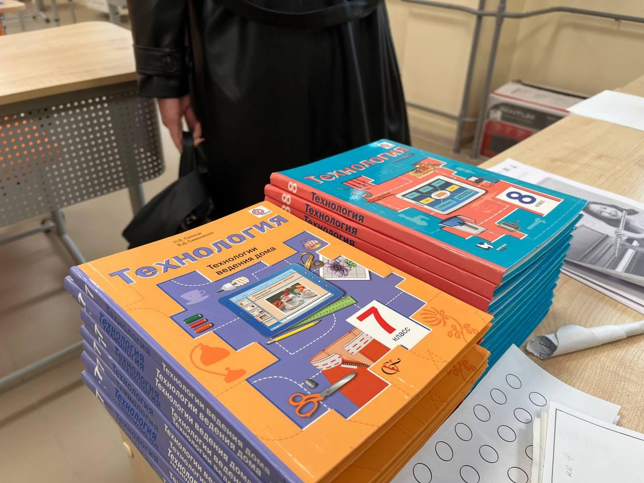 Столовая, просторные классы и спортзалы: новая школа открылась в Атамановке