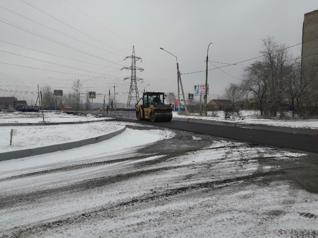 Дорожники кладут асфальт в снег на перекрестке Советская - Магистральная в Чите