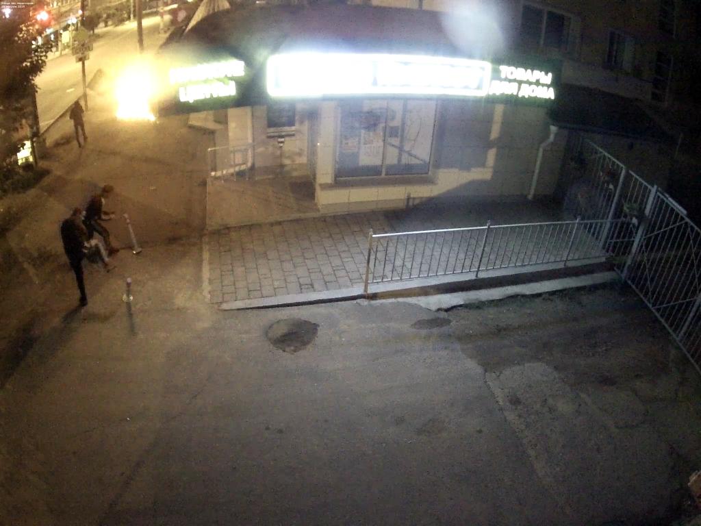 Неизвестные вырвали тротуарные столбики возле магазина в Чите