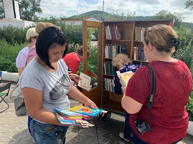 Два уличных книжных шкафа открыли в Петровске-Забайкальском