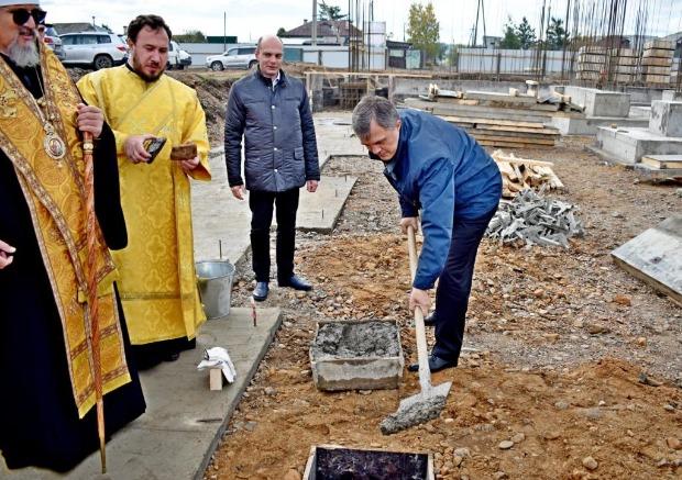 Митрополит освятил закладной камень будущей школы на 1100 мест в Чите