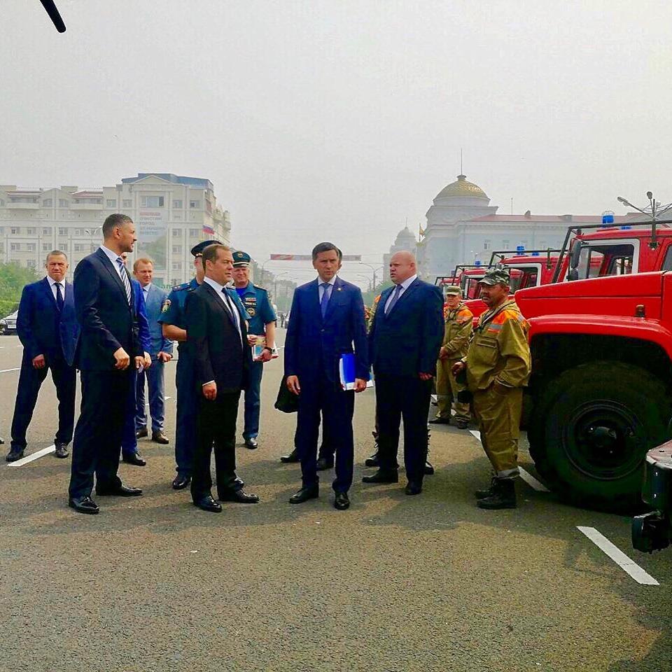Медведев осмотрел выставленную на пл. Ленина в Чите пожарную технику