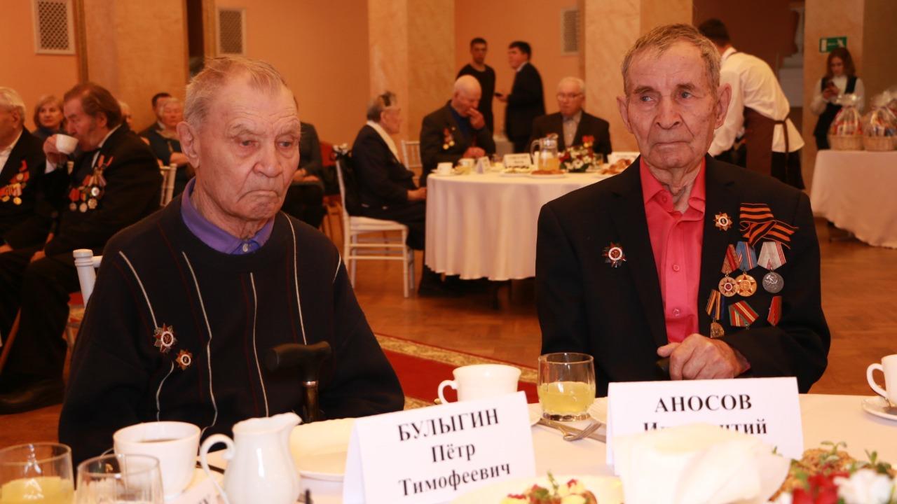 Осипов вручил участникам ВОВ юбилейные медали