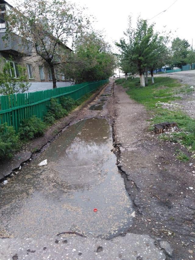 Жители Оловянной гуляют с детьми по дороге из-за разрушенных тротуаров