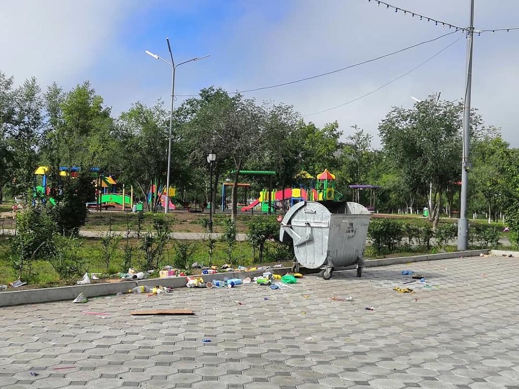 Краснокаменск забросали мусором в День города – очевидцы