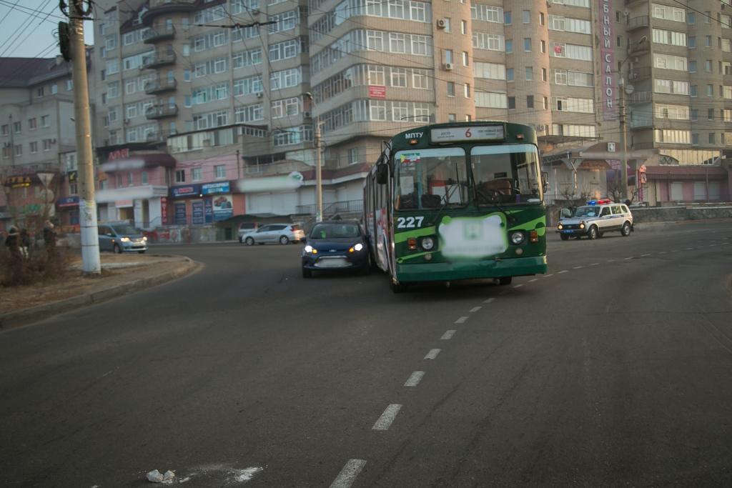 Два ДТП с троллейбусом и тремя «легковушками» спровоцировали затор в центре Читы