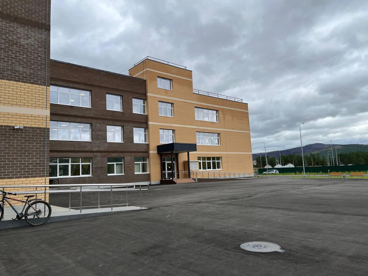 Столовая, просторные классы и спортзалы: новая школа открылась в Атамановке