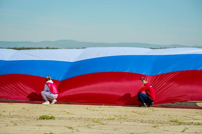 Парашютисты в честь Дня России пролетели с флагами страны и Забайкалья над Читой (Видео)