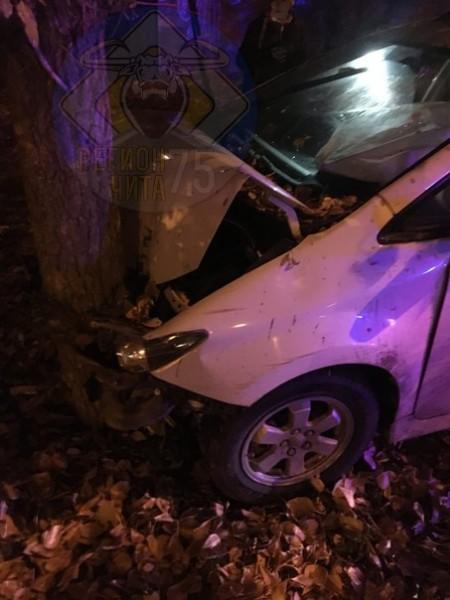 В Чите водитель иномарки хотел скрыться от погони и врезался в дерево