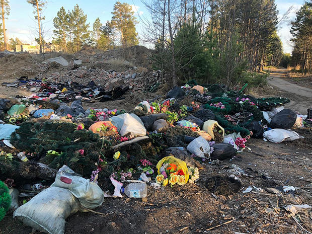 Жители Смоленки: К нам свозят весь мусор с городского кладбища