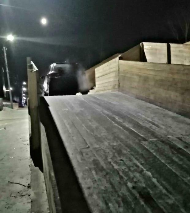 Хулиганы катались по детской горке на машине в Могоче