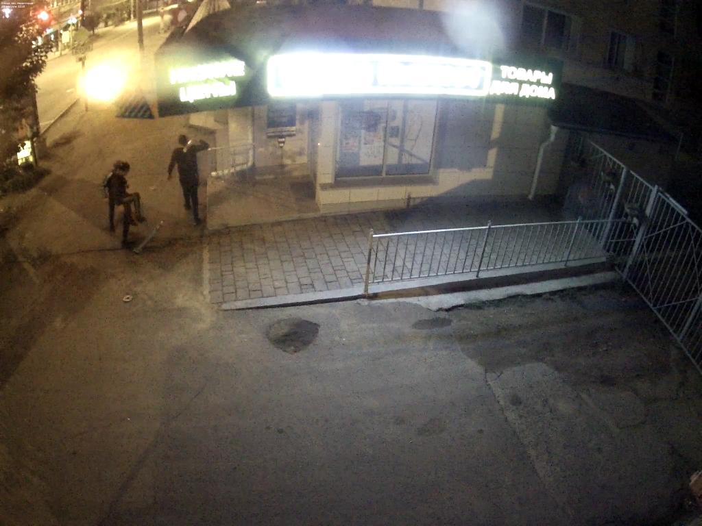 Неизвестные вырвали тротуарные столбики возле магазина в Чите