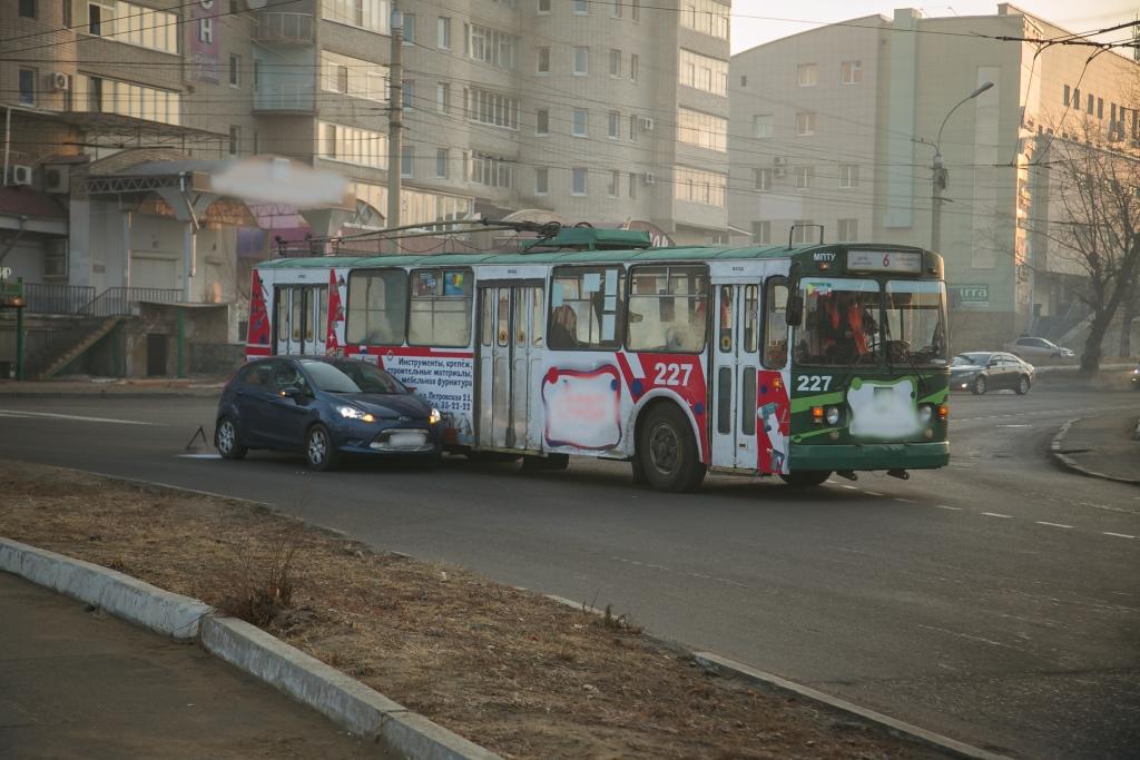 Два ДТП с троллейбусом и тремя «легковушками» спровоцировали затор в центре Читы