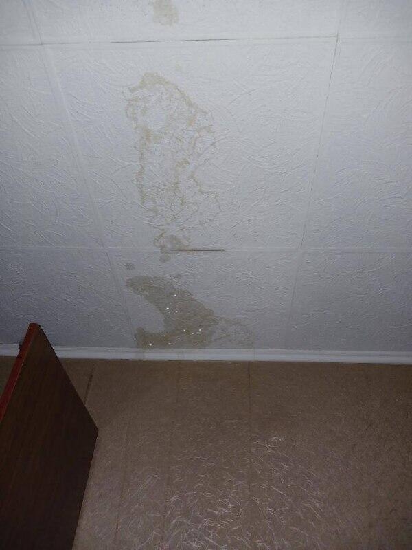 Жители дома на Автозаводской страдают от протекающей крыши