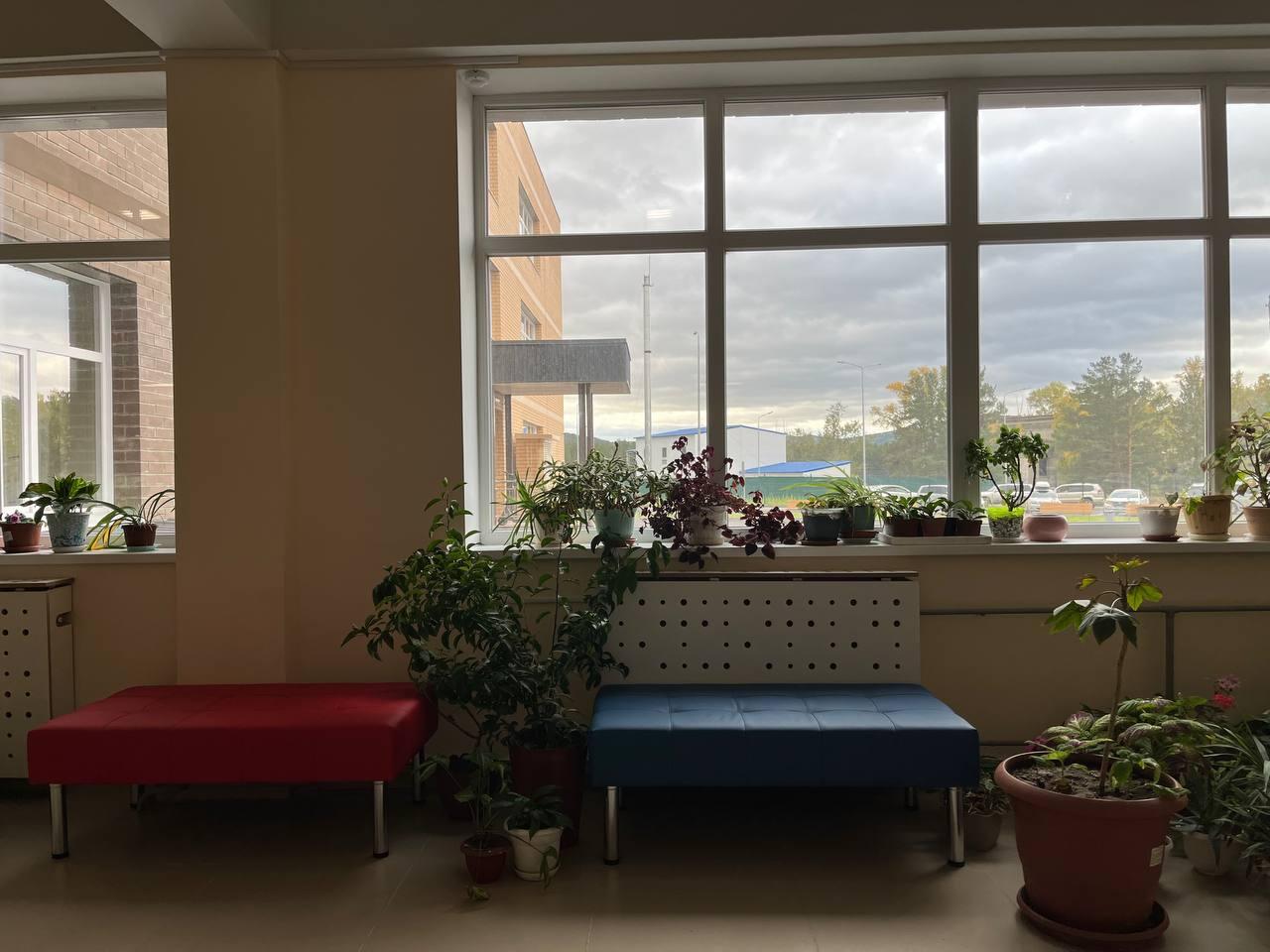 Столовая, просторные классы и спортзалы: новая школа открылась в Атамановке