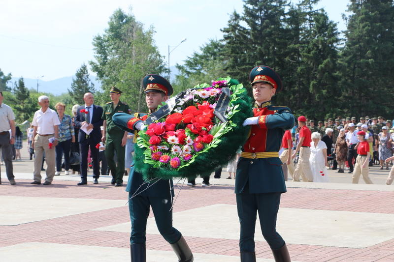 Цветы к вечному огню в Чите возложили в День памяти и скорби