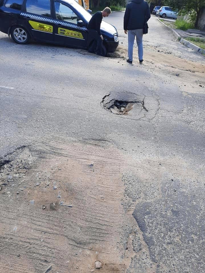 Машина такси попала в ДТП из-за провалившейся дороги на ул. Токмакова в Чите