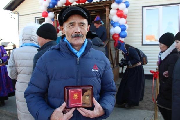 Осипов наградил заслуженного тренера России по борьбе Бато Базарова
