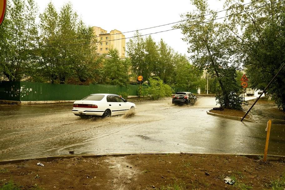 Реку после дождя на ул. Подгорбунского запечатлел корреспондент ZAB.RU