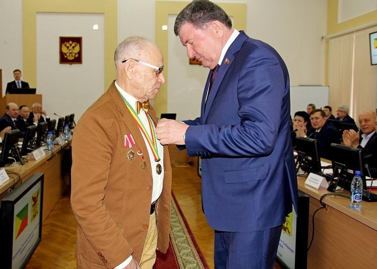 Спикер Лиханов наградил хирурга, спасшего сотни детей