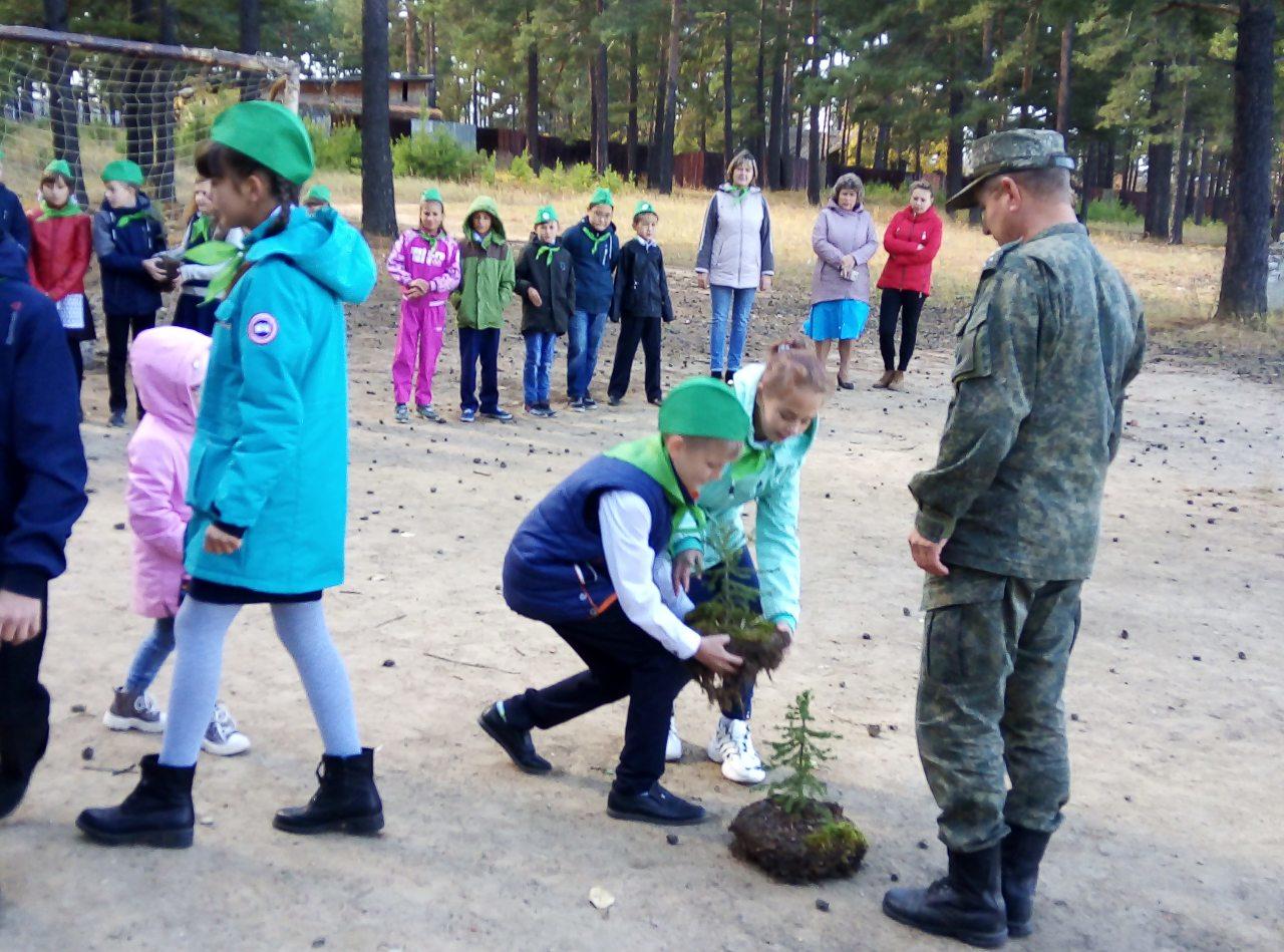 Школьники высадили 16 голубых елей в парке культуры и отдыха в Горном